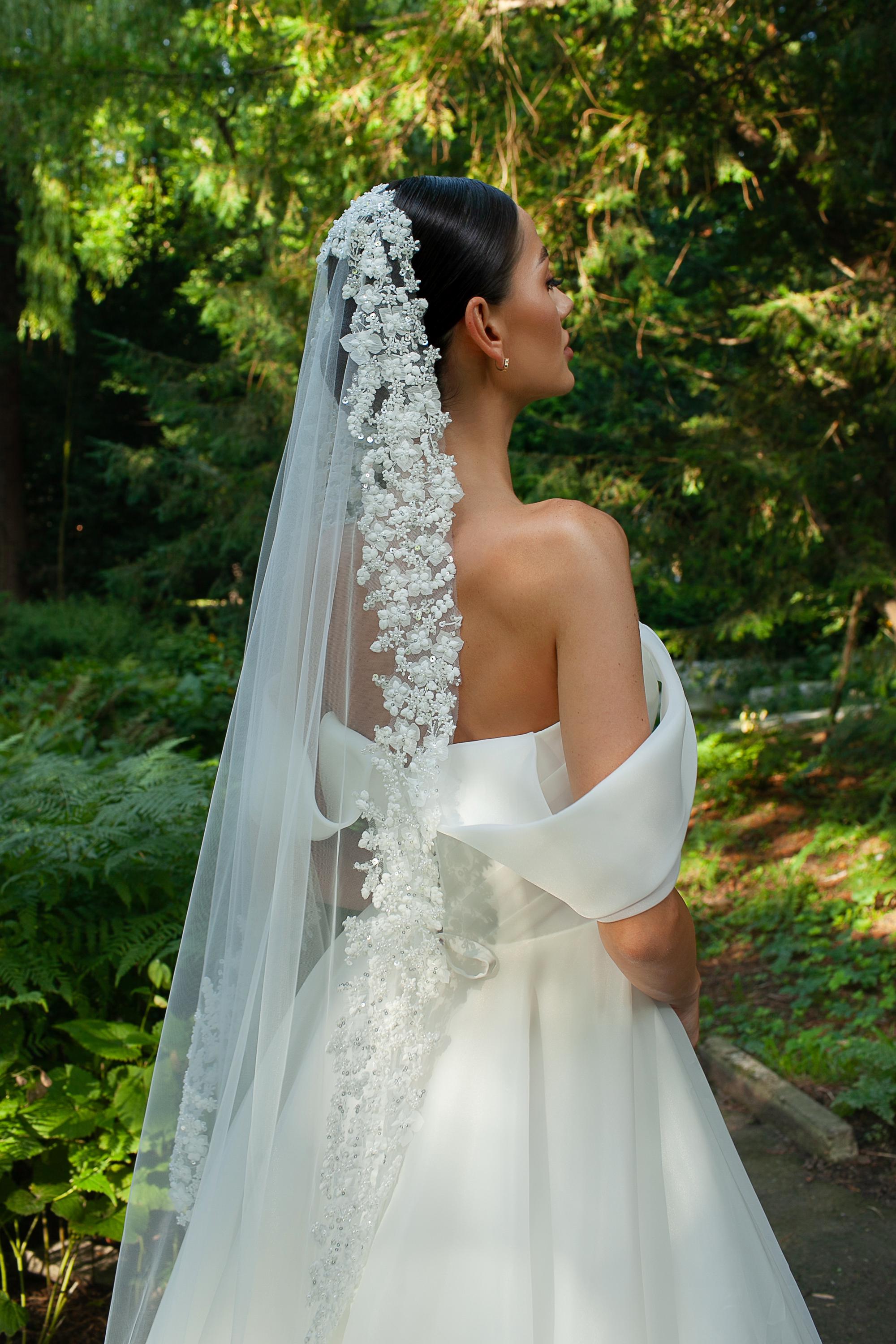 Veil Embroidered with Lace with small Flowers along the Edge